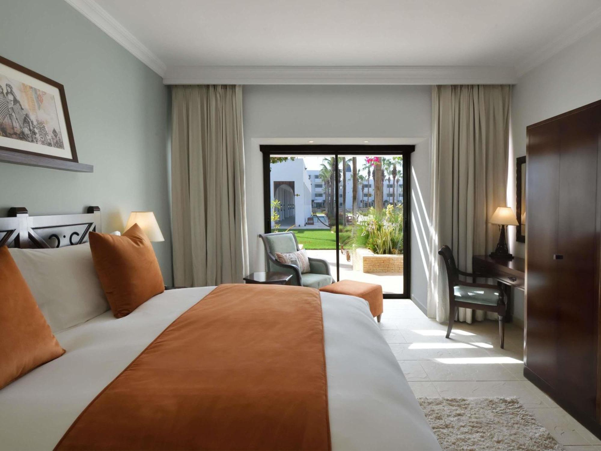Deluxe Kamer met Kingsize Bed en Terras - Uitzicht op het Zwembad